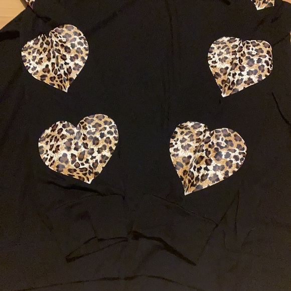 🖤🤎 Black top with cute leopard hearts on both sleeves - Picture 3 of 4